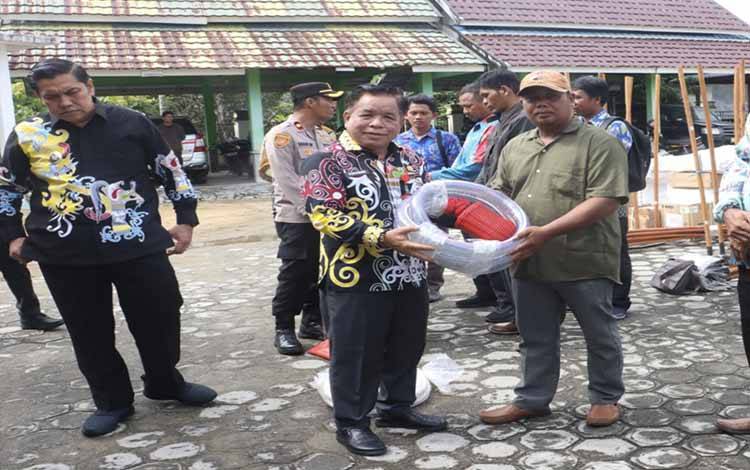 Kepala DLHK Pulang Pisau, Godfridson secara simbolis menyerahkan alat sapras pengendali Kebakaran lahan, kamis, 16 April 2026.( FOTO : RETHA)?