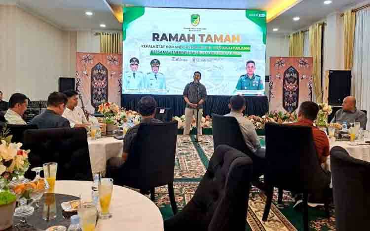 Pemkab Barito Utara melaksanakan acara ramah tamah dengan Kasrem 102 Panju Panjung, Kolonel Inf Jajang Kurniawan saat melakukan kunjungan kerja di Kabupaten Barito Utara, di rumah jabatan bupati. (Foto: Dhani/Diskominfosandi)