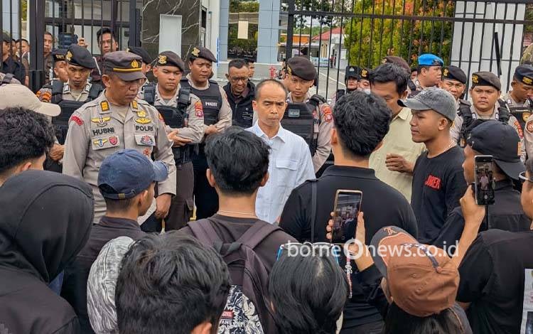 Mahasiswa Gelar Aksi ke Kejati Kalteng Serahkan Bukti Rekaman Dugaan Pungutan oleh Jaksa dalam Kasus Korupsi Tepung Ikan