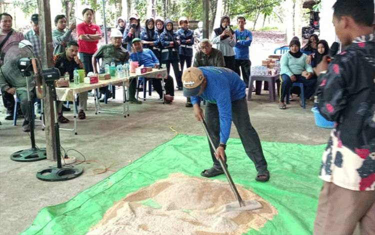 Pelatihan Pengolahan Pakan Ayam Petelur Dorong Kemandirian di Kotim dan Seruyan