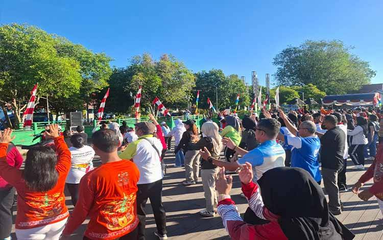 Senam bersama di Dermaga KP3 Kuala Kapuas, Jumat, 17 April 2026. (FOTO: Diskominfo Kps)
