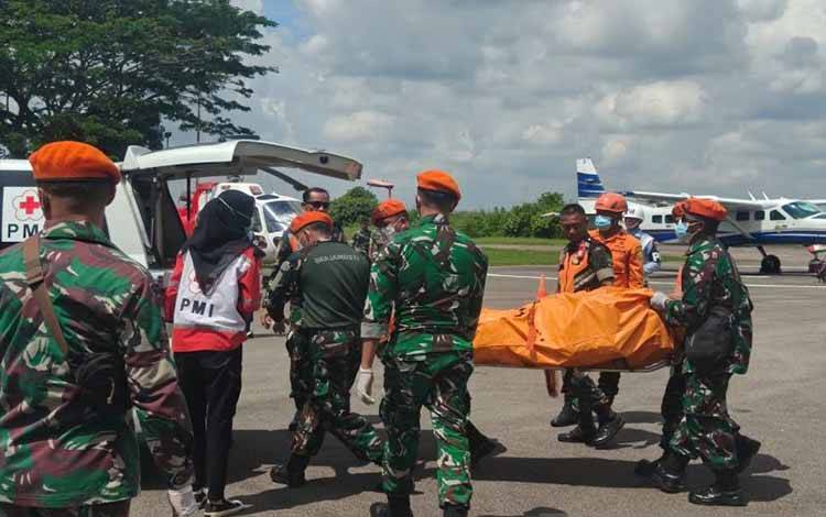 Pasgat dan Basarnas Evakuasi Jenazah Korban Heli PK-CFX ke Pontianak