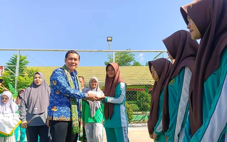 Wabup Pulang Pisau Kampanyekan Aksi Bergizi di MAN 1, Bagikan Vitamin dan Edukasi Cegah Stunting