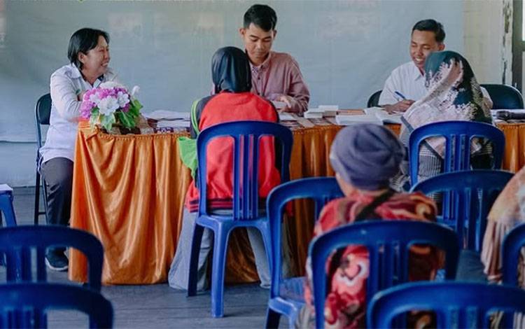 Penyaluran PKH di Kapuas Hilir Beralih ke Perbankan, KPM Terima Buku Tabungan dan KKS