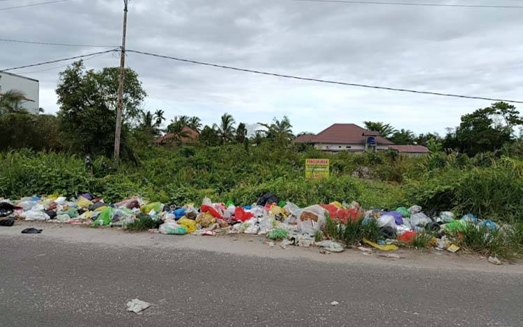 Sampah dibuang sembarangan di pinggir jalan Palangka Raya. (Foto: MARINI)