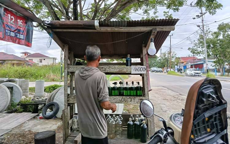 Penjual BBM eceran Jalan G.Obos Palangka Raya (Foto: MARINI)