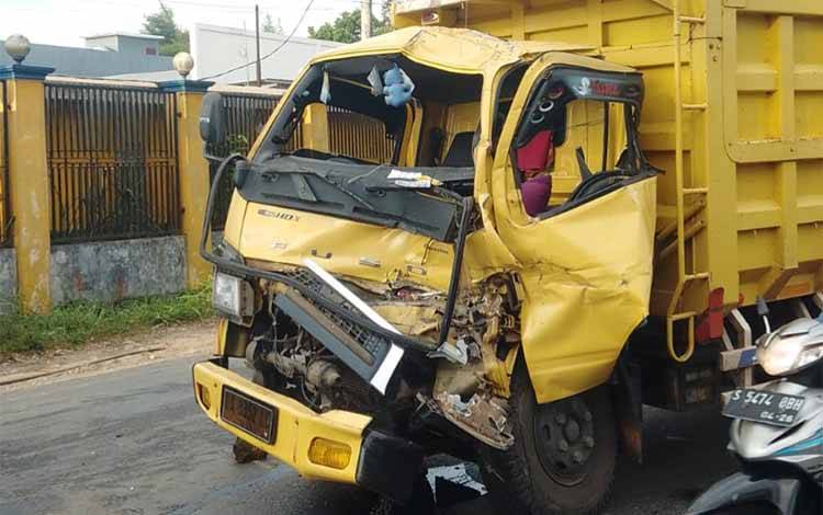 Dua Truk Terlibat Kecelakaan di Jalan Trikora Banjarbaru, Sopir Kerepit