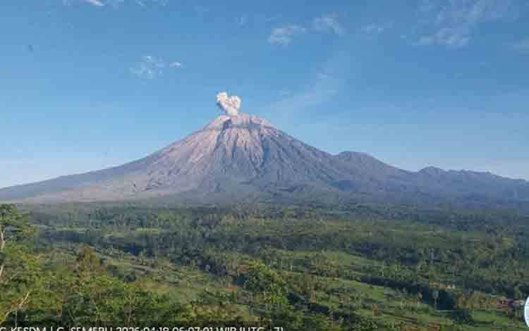 Gunung Semeru Erupsi dengan Abu Vulkanik ke Arah Barat Daya
