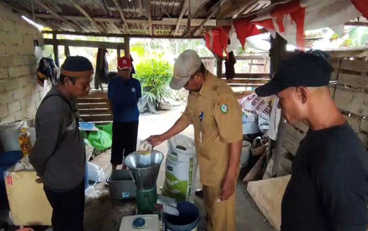 Dinas Perikanan Kotim Dukung Pokdakan Buat Pakan Ikan Mandiri untuk Tingkatkan Efisiensi Budidaya