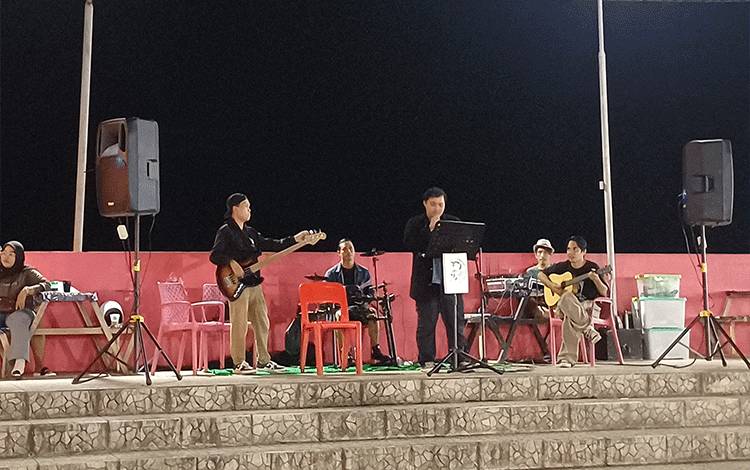 Malam Minggu di Ikon Jelawat Sampit Semarak dengan Live Musik