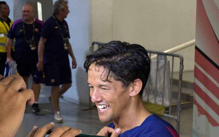 Mantan pemain tim nasional Indonesia Irfan Bachdim mengenakan jersei legenda Barcelona Rivaldo seusai laga sportainment Clash of Legends di Stadion Utama Gelora Bung Karno, Jakarta, Sabtu (18/04/2026). (ANTARA/FAJAR SATRIYO)