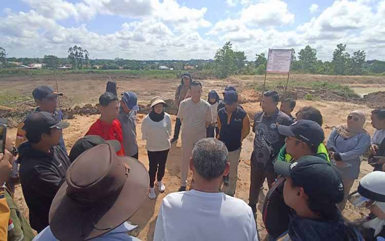 Anggota DPRD Kobar saat melakukan peninjauan venue Porprov 2026
