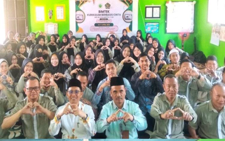 Kepala Kantor Kemenag Kotim Nur Widyantoro saat bersama guru Madrasah dari empat kecamatan wilayah selatan, belum lama ini. (FOTO : IST)
