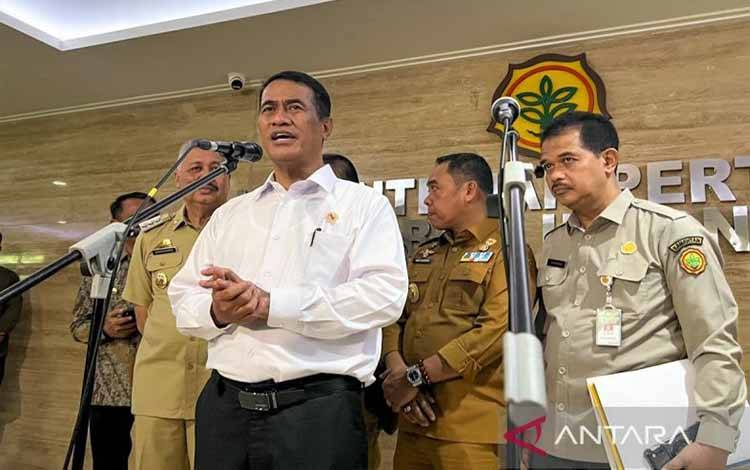 Menteri Pertanian Andi Amran Sulaiman (tengah) didampingi jajarannya memberi keterangan kepada awak media dalam jumpa pers usai rapat dengan seratusan bupati di Kantor Kementerian Pertanian Jakarta, Senin (20/4/2026). ANTARA/Harianto