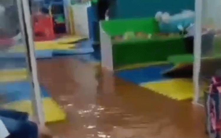 Drainase Tersumbat Sebabkan Bajir di Pasar Parenggean Kotim