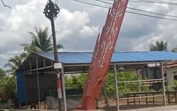 Tiang PJU di Jalan Pati Tumbih Kapuas Nyaris Roboh Ditabrak Kendaraan