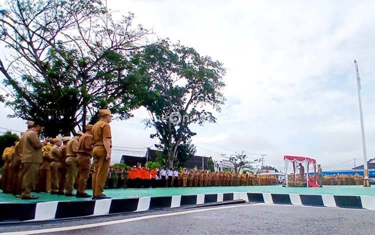 Bupati Barito Utara, H Shalahuddin saat pimpin apel gabungan di lingkup Pemkab setempat, Senin, 20 April 2026 di halaman Kantor Bupati. (Foto: Dhani)