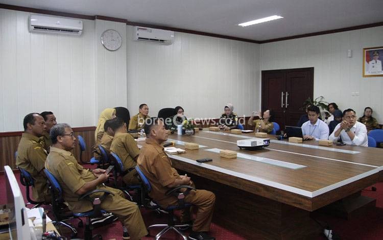 Staf Ahli Gubernur Bidang Ekonomi, Keuangan dan Pembangunan, Yuas Elko, mengikuti Rapat Koordinasi Pengendalian Inflasi Tahun 2026 secara virtual. (FOTO: RID)