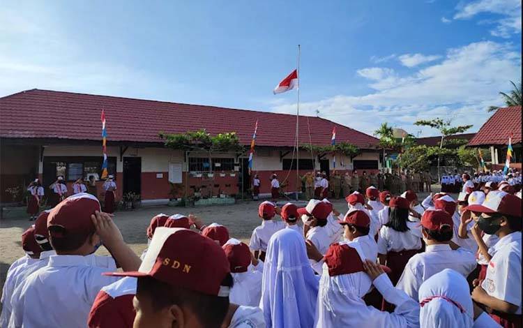 Para murid SDN 9 Menteng Palangka Raya saat laksanakan apel pagi hari Senin (Foto: MARINI)