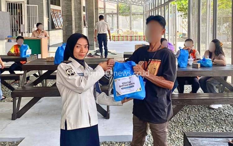 Rutan Tamiang Layang Salurkan Bansos untuk Keluarga Warga Binaan