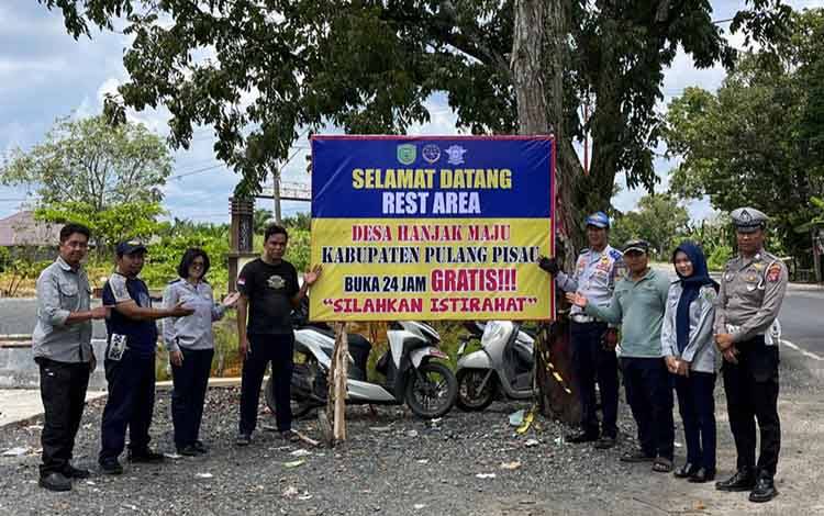 Pemkab Pulang Pisau Pasang Spanduk Rest Area Ingatkan Pengendara Utamakan Keselamatan