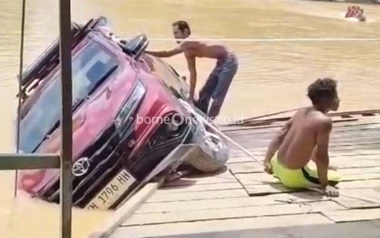 Mobil Tercebur di Penyeberangan Tumbang Tambirah Gunung Mas