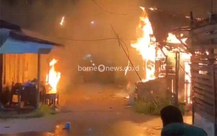 Kebakaran Landa Kawasan Padat di Flamboyan 3 Banjarmasin Barat