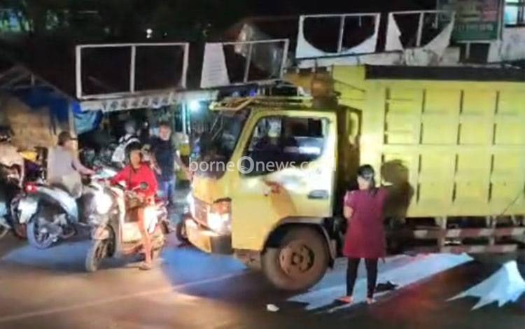 Situasi TKP usai sebuah truk tiba-tiba mundur dari Jembatan Pasar Sungai Lulut, Kecamatan Sungai Tabuk, Kabupaten Banjar, Selasa malam, 21 April 2026. (FOTO: Rescue Bjm)
