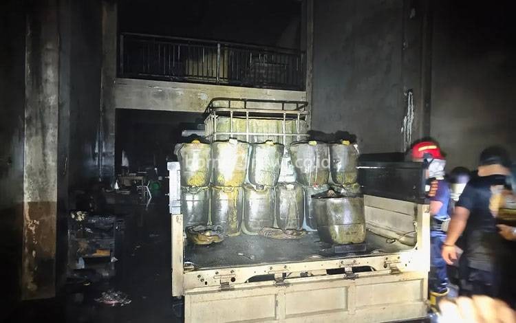 Diduga Melangsir BBM Sebuah Ruko dan 9 Kendaraan Terbakar di Palangka Raya