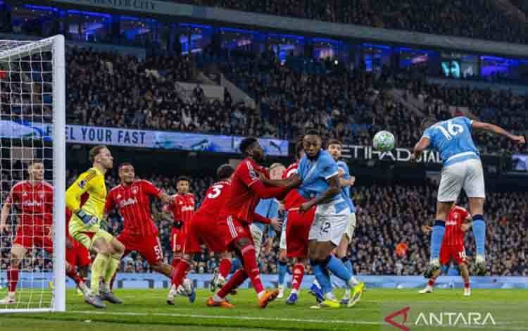 Pesepak bola Manchester City Rodri (kanan) mencetak gol kedua bagi timnya dalam pertandingan Liga Inggris antara Manchester City melawan Nottingham Forest di Manchester, Inggris, Rabu (4/3/2026). Pertandingan tersebut berakhir imbang 2-2. ANTARA FOTO/Xinhua/bar