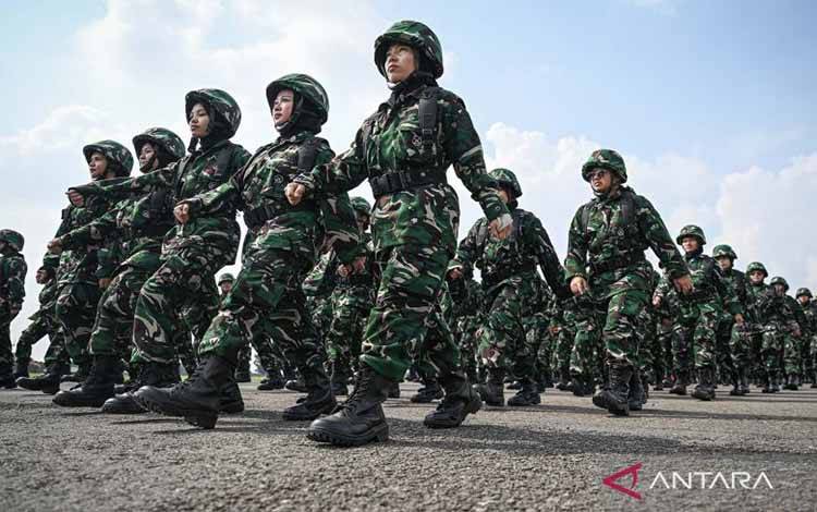 Personel calon komponen cadangan (Komcad) unsur aparatur sipil negara (ASN) dari berbagai kementerian berbaris usai upacara Pembukaan Latihan Dasar Militer (Latsarmil) Komcad ASN Kementerian di Lanud Halim Perdanakusuma, Jakarta, Rabu (22/4/2026). Sebanyak 1.773 ASN akan menjalani pendidikan sebagai calon Komcad selama satu setengah bulan di enam fasilitas pusat pendidikan dan latihan (Pusdiklat) milik TNI di antaranya Pusdikkes, Skadik 301, Pusbahasa AU, Kodam Jaya, dan Pasmari 1 Marinir Ciland