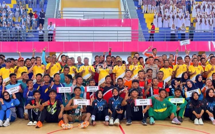 Bupati Kobar Hj. Nurhidayah foto bersama peserta POPKAB 2026.
