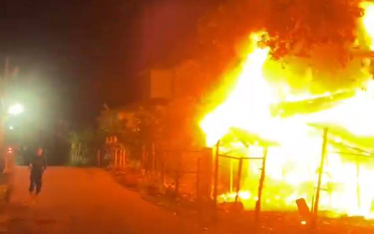 Kebakaran Tengah Malam Gegerkan Warga Banjarmasin Timur, Bangunan Hangus Dilalap Api