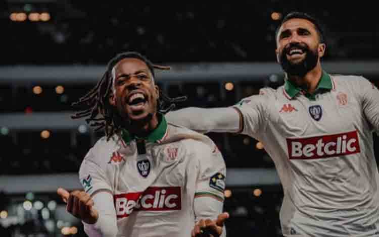 Penyerang Nice Elye Wahi (kiri) merayakan keberhasilannya mencetak gol ke gawang Strasbourg pada pertandingan semifinal Piala Prancis di Stadion de la Meinau, Strasbourg, Rabu (22/4/2026) waktu setempat. (x.com/ogcnice)
