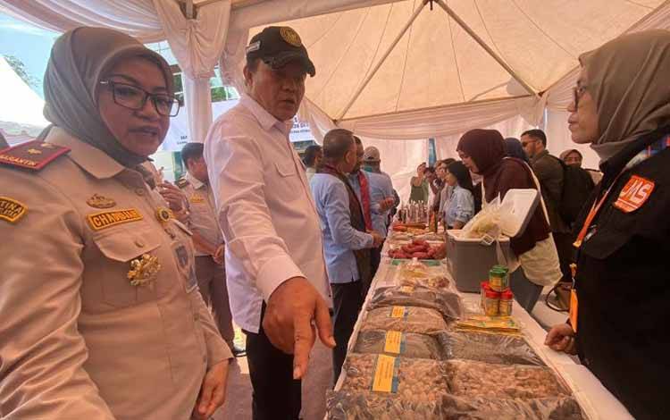 Kepala Barantin Sahat Manaor Panggabean didampingi Kepala Balai Besar Karantina Hewan, Ikan, dan Tumbuhan Sulawesi Selatan Sitti Chadidjah saat melakukan peninjauan sejumlah komoditi ekspor dari Sulsel di Makassar, Kamis (23/04/2026). ANTARA/Nur Suhra Wardyah