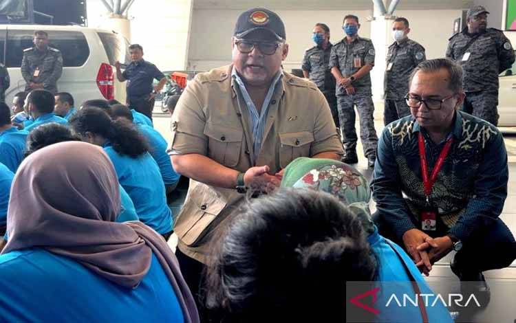 Duta Besar RI untuk Malaysia Raden Dato' Mohammad Iman Hascarya Kusumo didampingi Koordinator Fungsi Penerangan dan Sosial Budaya (Pensosbud) KBRI di Kuala Lumpur Fery Iswandy berinteraksi dengan sejumlah pekerja migran Indonesia yang dipulangkan dari Malaysia ke Indonesia di Bandara Internasional Kuala Lumpur, Sepang, Selangor, Malaysia, Kamis (23/4/2026). (ANTARA/Rangga Pandu Asmara Jingga)