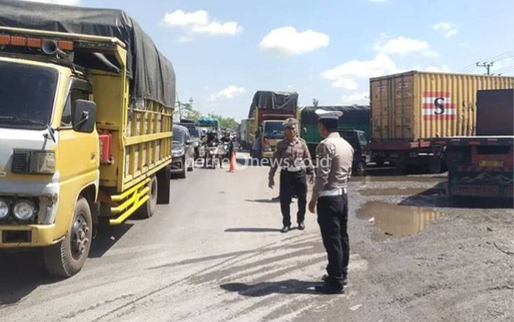 Aksi Sopir Lawan Arus Saat Antre BBM Marak di Banjarmasin Selatan