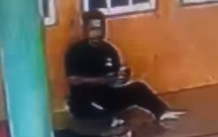Warga Kehilangan Dua Ponsel Saat Tidur di Masjid Handil Bakti, Pelaku Terekam Kamera