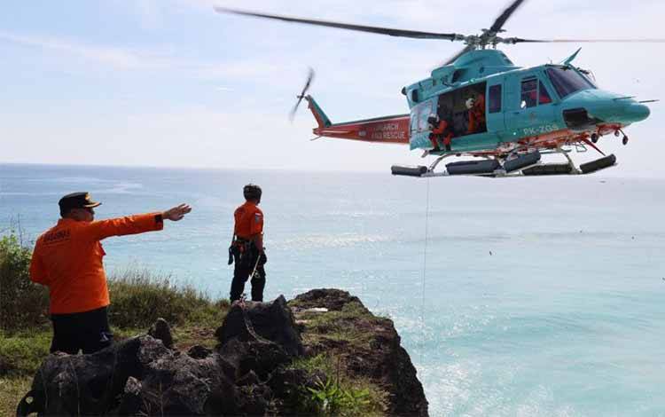 WNA Terjebak di Bawah Tebing Berhasil Dievakuasi dengan Heli