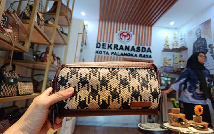 Kerajinan lokal anyaman rotan di Galeri Dekranasda Palangka Raya (Foto:MARINI)