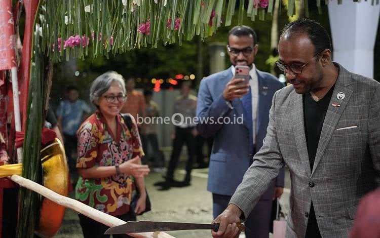 Presiden Noor Dubai Foundation, Nasser Albudoor bersama Duta Besar Abdullah Salem Aldhaheri saat mengikuti tradisi potong pantan di Rumah Jabatan Bupati Kapuas, Kamis, 23 April 2026. (FOTO: Diskominfo Kps)