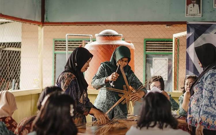 Cara Warga Kapuas Hilir Menyulap Lidi Menjadi Karya Seni Bernilai Jual