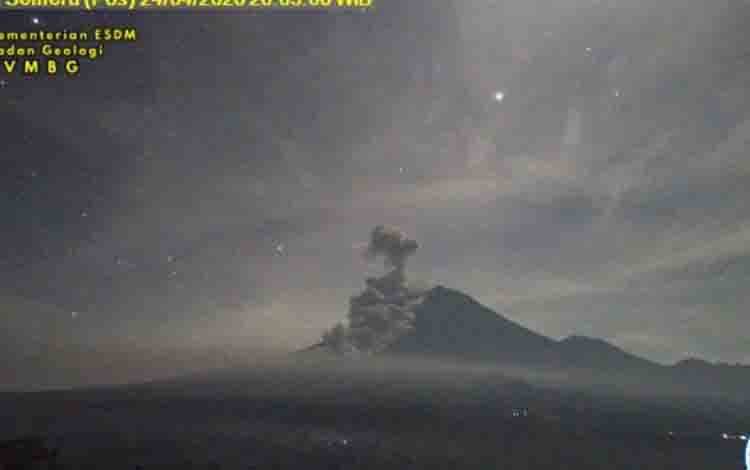 Gunung Semeru Erupsi Disertai Luncuran Awan Panas Sejauh 4,5 Km