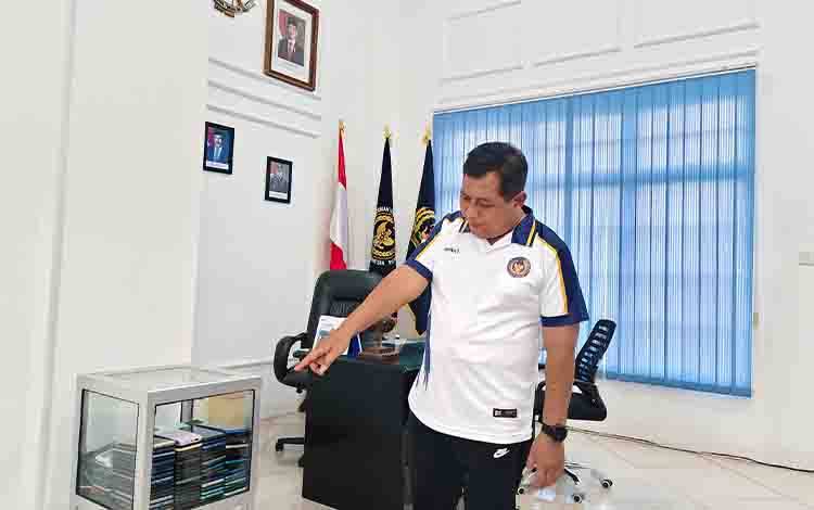 Kalapas Kelas II B Pangkalan Bun Dawa'i saat menunjuk barang bukti Hp sitaan dari Napi. (Foto: Danang)?