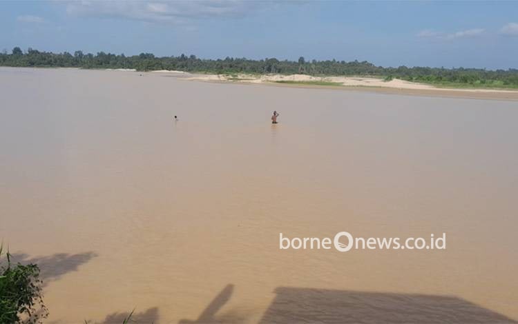 Sungai Kahayan Dangkal Akibat Kemarau, Warga Desa Pandawei Bisa Menyeberang Jalan Kaki