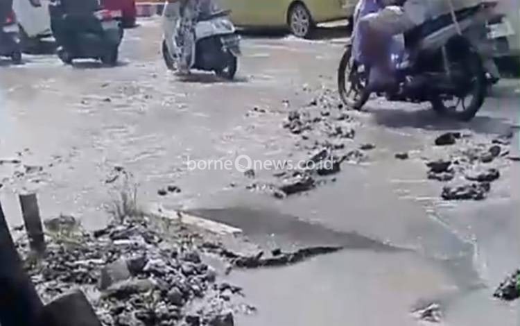 Pipa PDAM Bocor, Jalan S Parman Banjarmasin Berlubang dan Picu Kemacetan