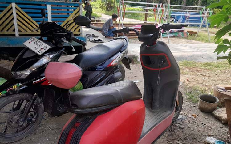 Harga BBM Naik dan Keterbatasan Stok, Warga Pandawei Pulang Pisau Beralih ke Sepeda Listrik