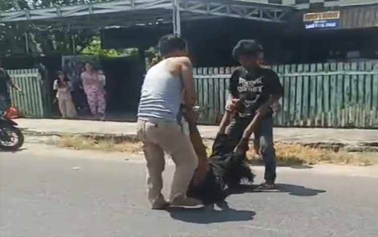 Proses pengangkatan korban laka sebelum pihak relawan tiba di Jalan Mahakam, Kuala Kapuas, Minggu, 26 April 2026. (FOTO: Rescue Kps)