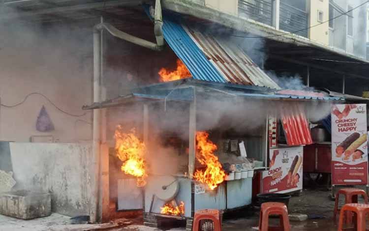 Insiden kebakaran di kawasan Bundaran Palm, Kota Banjarbaru, Minggu sore, 26 April 2026. (FOTO: IST)