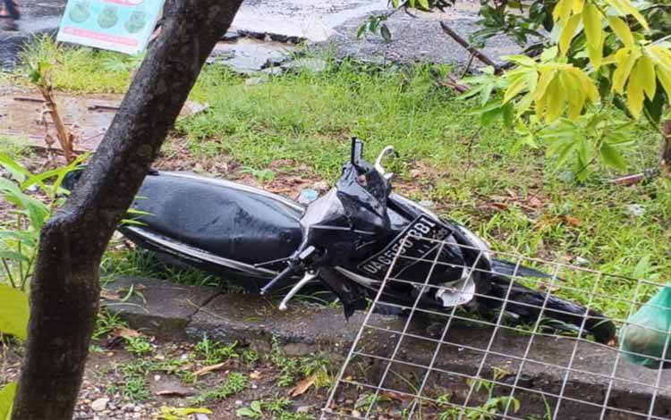 Pemotor Perempuan Tabrak Tiang Listrik di Martapura, Alami Luka Serius di Kepala